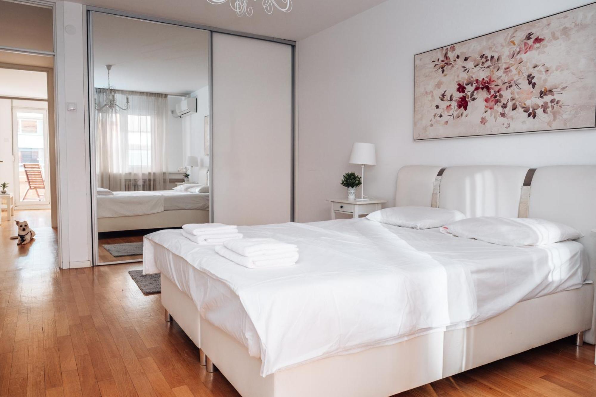 Crown Central Three Bedroom Apartment Beograd Eksteriør billede