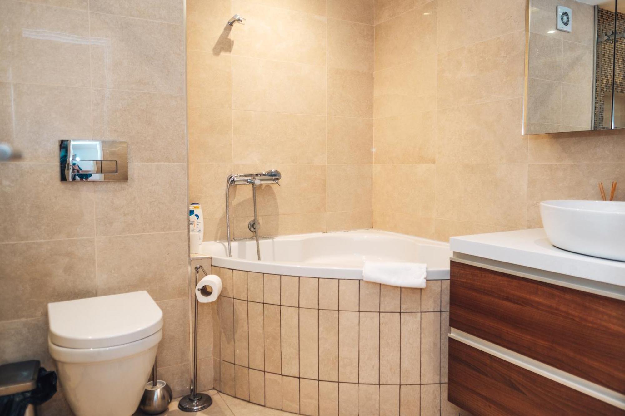 Crown Central Three Bedroom Apartment Beograd Eksteriør billede
